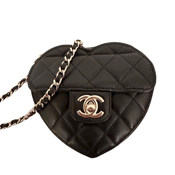 Chanel CC in Love Heart Crossbody Bag Quilted Lambskin Black Light Gold Hardware - Picture 2 of 15